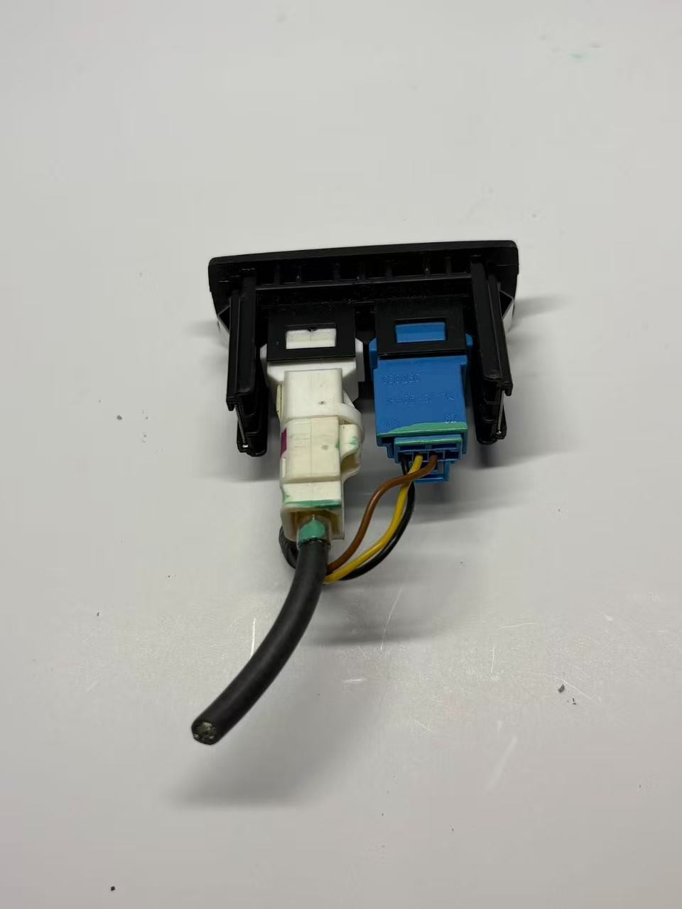 OEM BMW 2 SERIES AUX AUXILIARY USB AUDIO SOCKET PORT PLUG MODULE 2025
