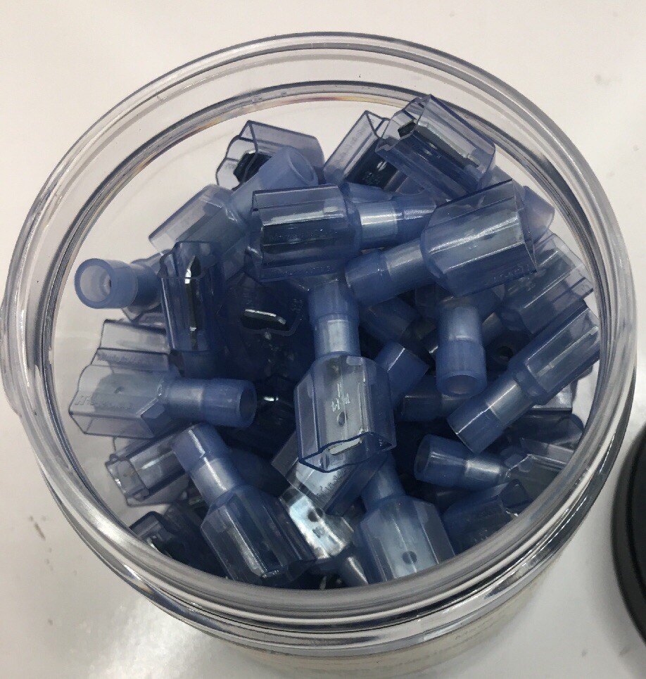 C20208 PECO LOT OF 100 FULLY INSULATED NYLON MALE QUICK DISCONNECT, LOT OF 100,