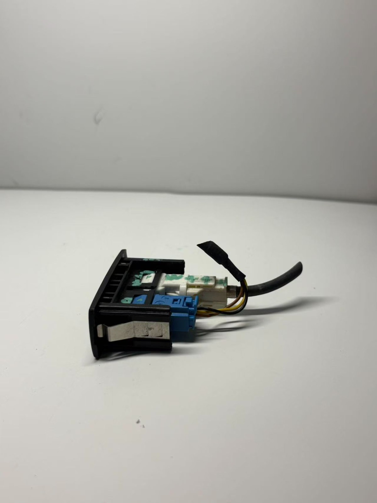 OEM BMW 2 SERIES AUX AUXILIARY USB AUDIO SOCKET PORT PLUG MODULE 2025