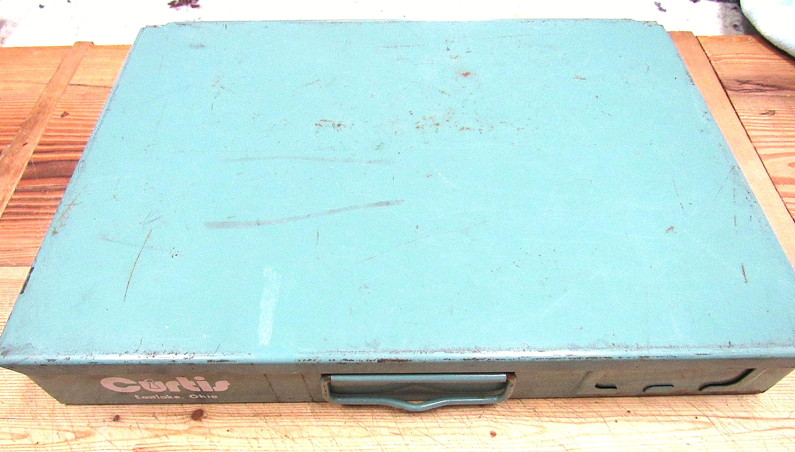 421 Pieces Solderless Terminal Kit BY CURTIS IN 13.5 X 9.75 X 2 METAL BOX