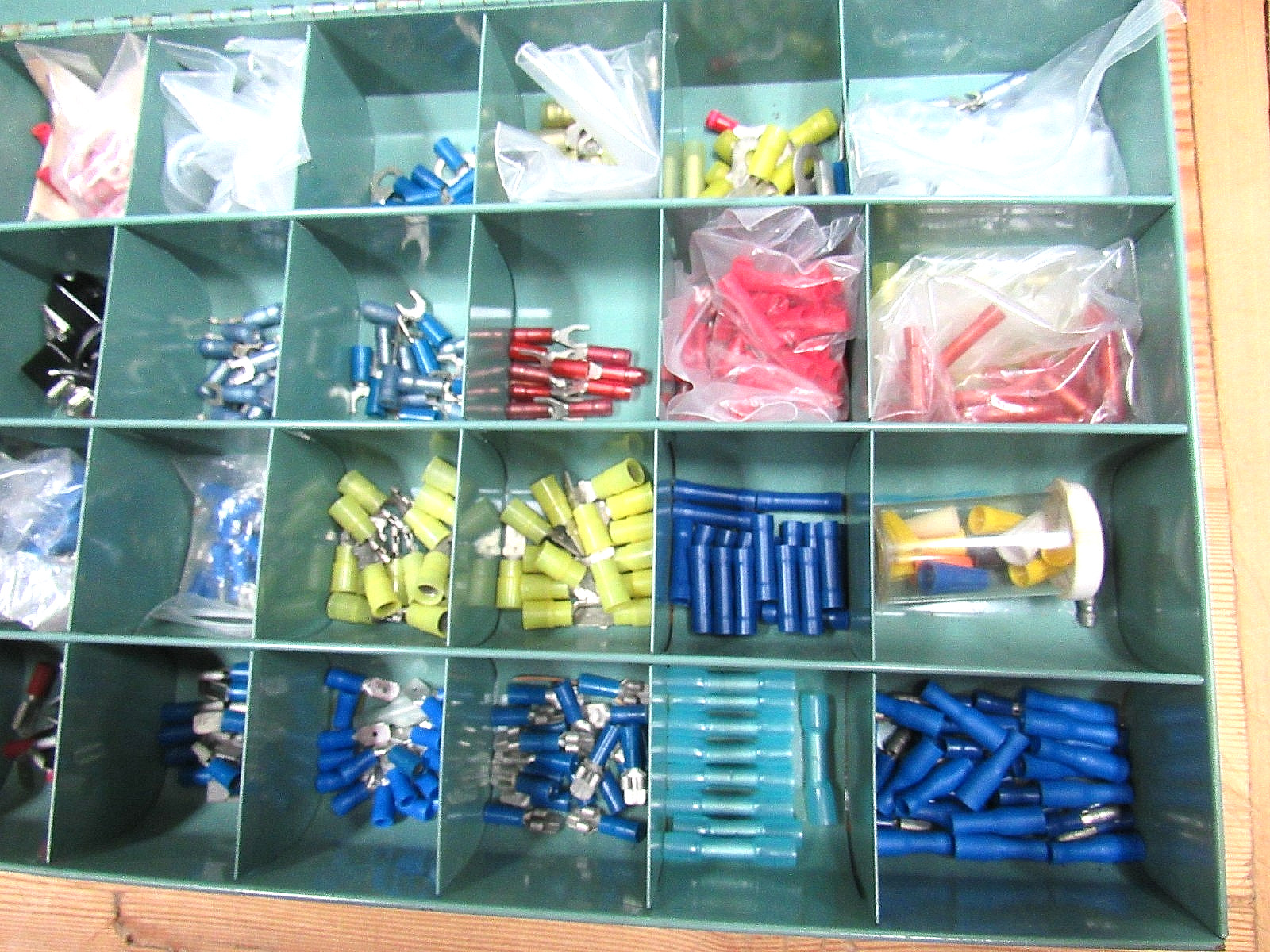 421 Pieces Solderless Terminal Kit BY CURTIS IN 13.5 X 9.75 X 2 METAL BOX