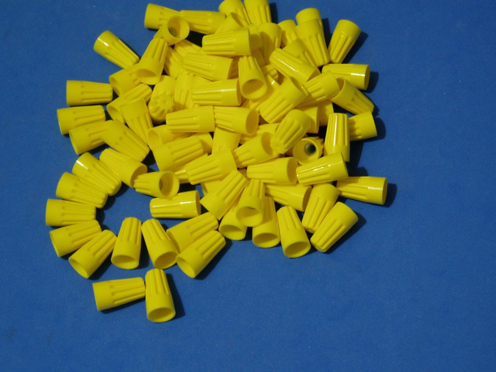 500 PK GB YELLOW WIRE CONNECTORS TWIST ON CONICAL CONNECTOR NUT 13-004